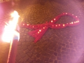 eine rote Schleife aus Stoff und Kerzen