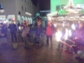 Menschen mit Fackeln