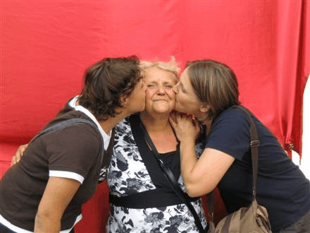 Drei küssende Menschen