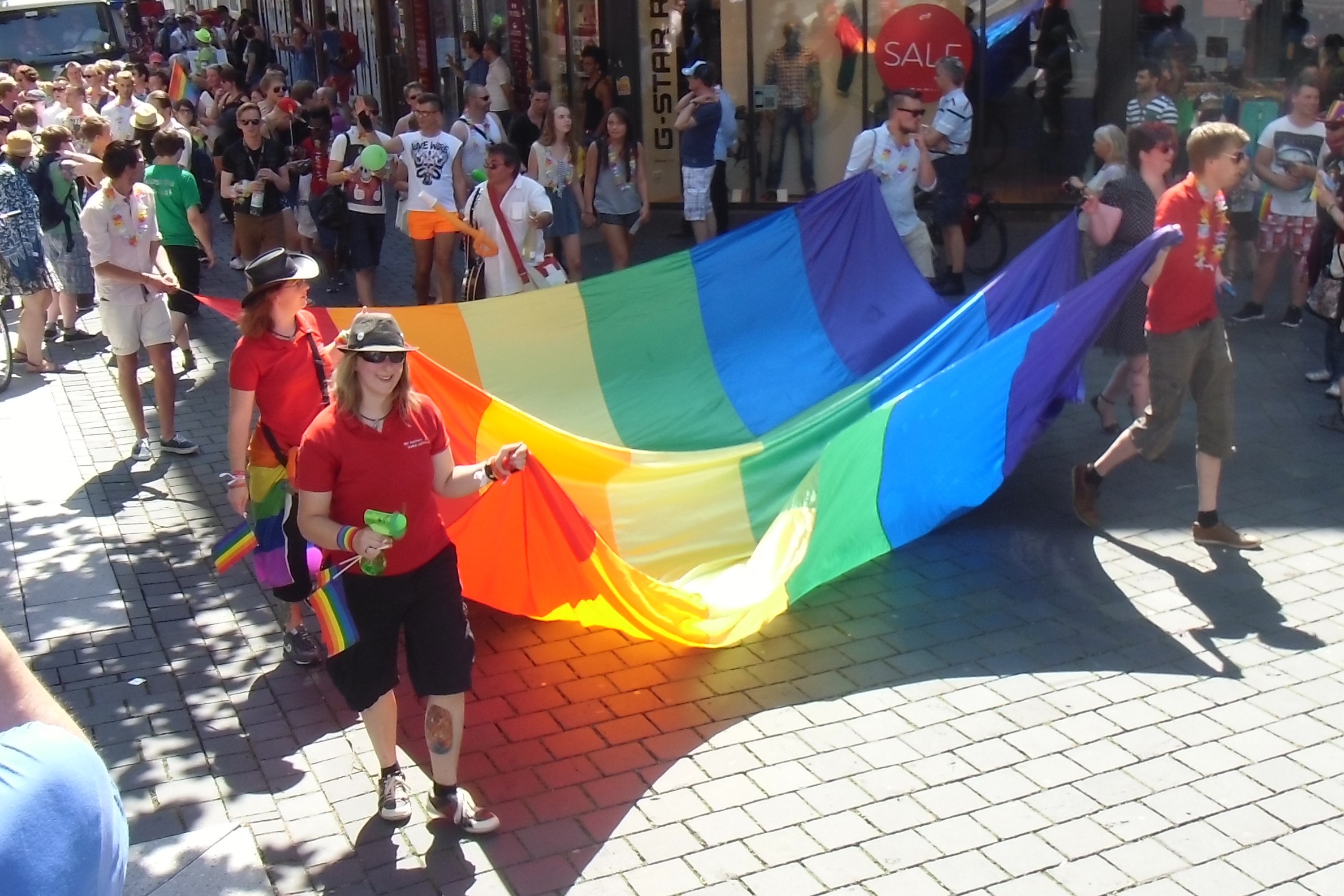 Große Regenbogenfahne auf Parade