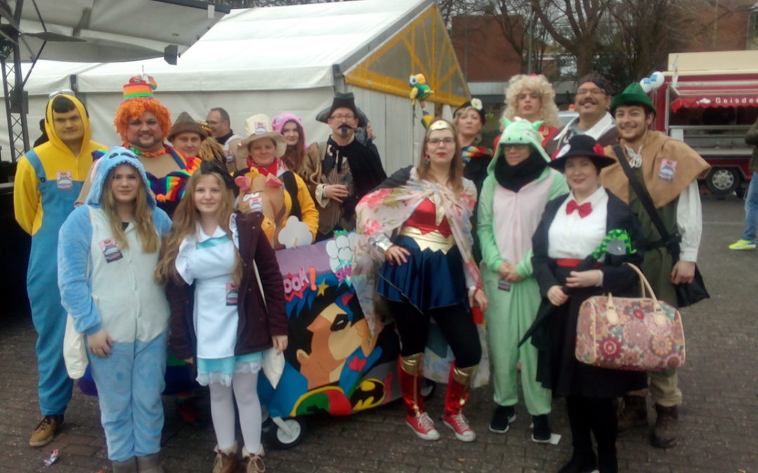 Bunt kostümierte Fußgruppe beim Karneval in Paderborn