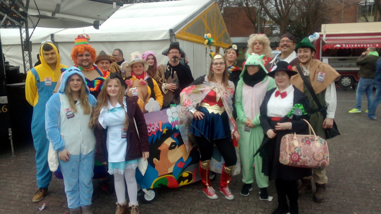 Bunt kostümierte Fußgruppe beim Karneval in Paderborn